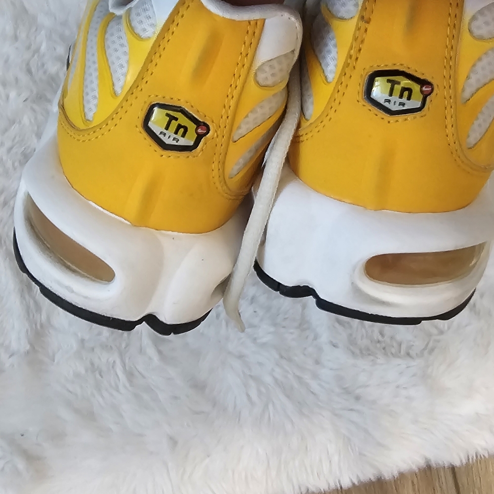 Ladies nike tennis shoes